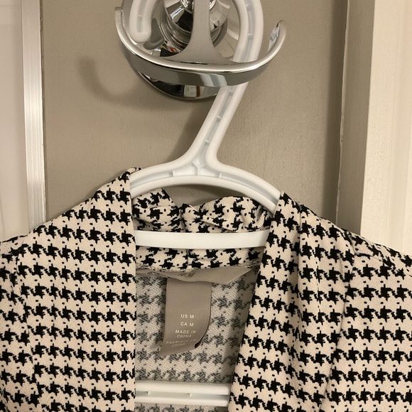 H&M V-neck Printed Cap Sleeve Blouse - Picture 2 of 2